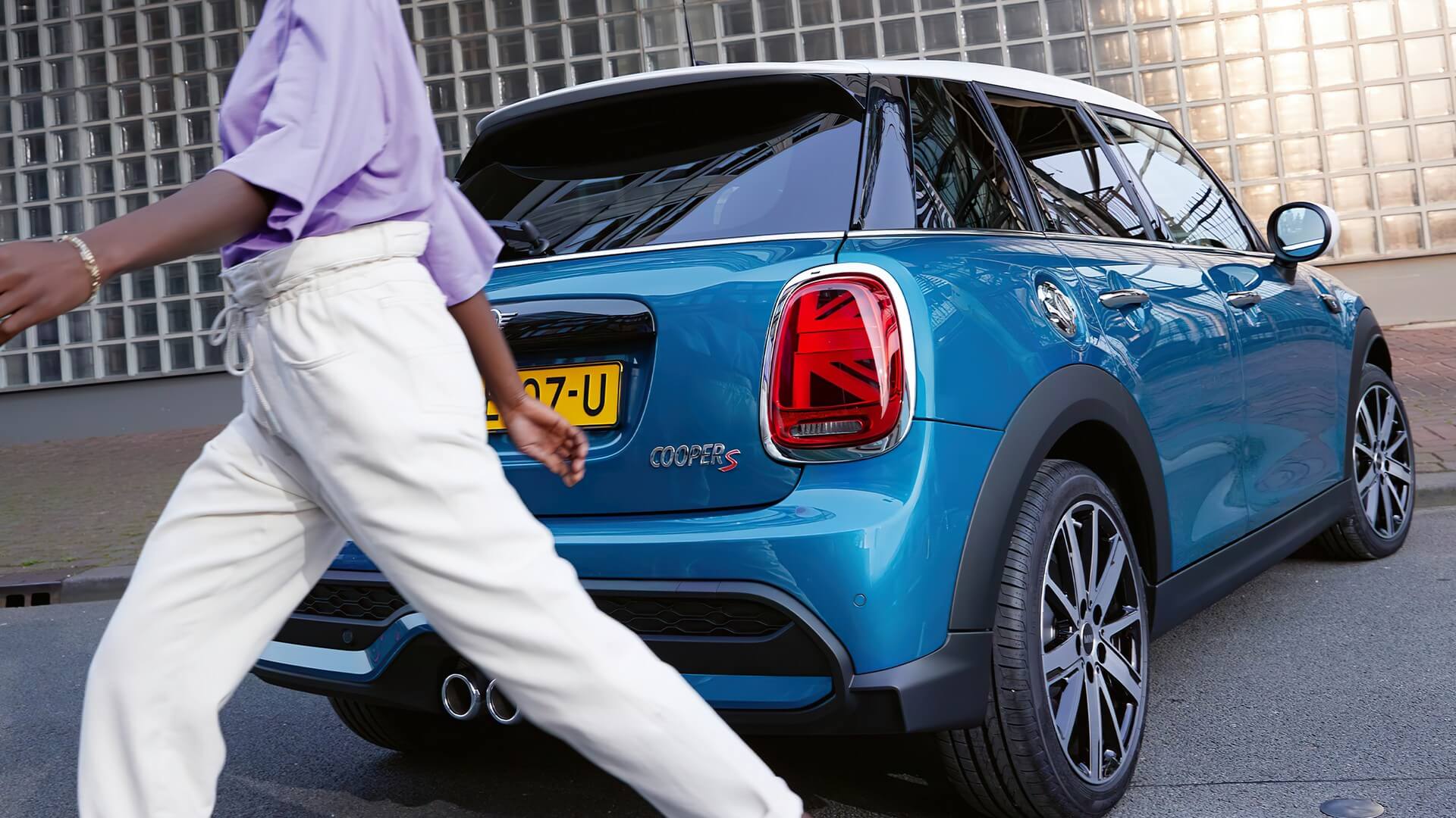 СТАНДАРТНІ ЗАДНІ ФАРИ В ДИЗАЙНІ UNION JACK.