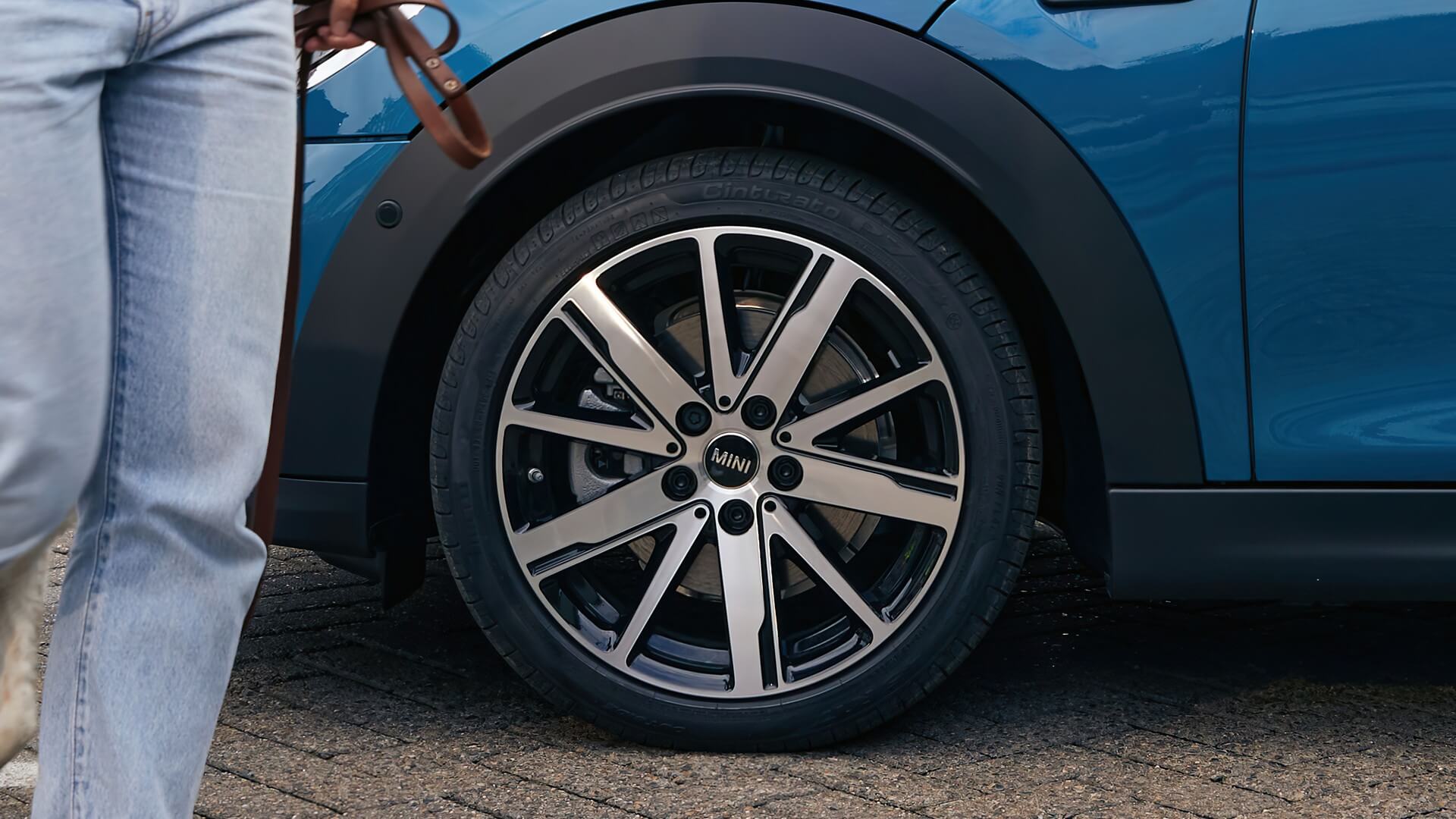 ЕКСКЛЮЗИВНИЙ АСОРТИМЕНТ 15-18-ДЮЙМОВИХ ЛЕГКОСПЛАВНИХ ДИСКІВ.