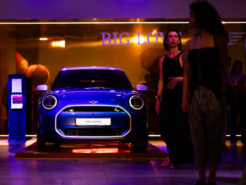 MINI Fashion Drive: презентація повністю електричного MINI Cooper у новому сезоні UFW.